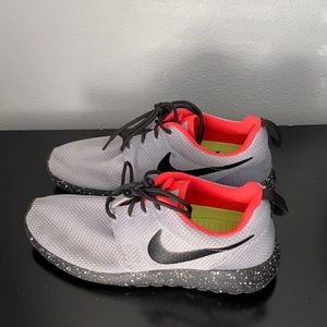 Women Nike Roshe/ Size:8.5